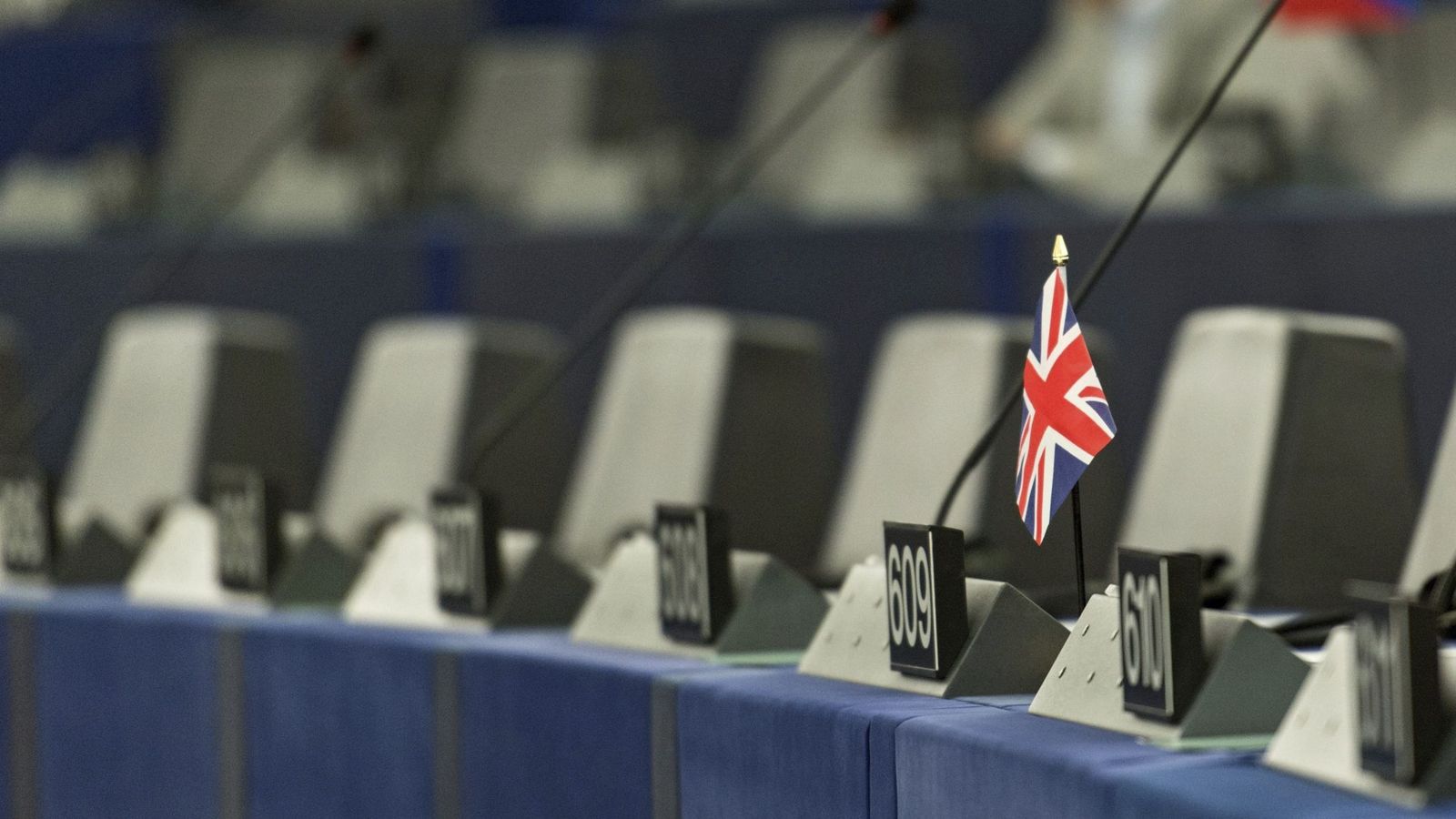 Foto: Vista de la bandera británica en uno de los escaños del Parlamento Europeo. (EFE)