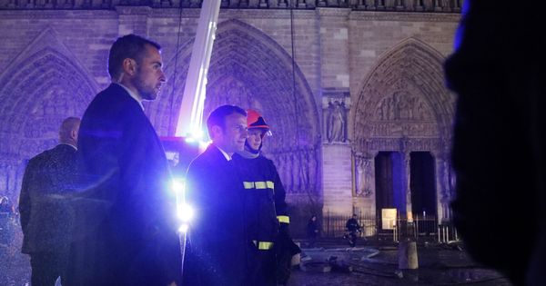 Foto:  El presidente de Francia, Emmanuel Macron (c), habla con los bomberos que intentan apagar el incendio de la catedral de Notre Dame. (EFE) 