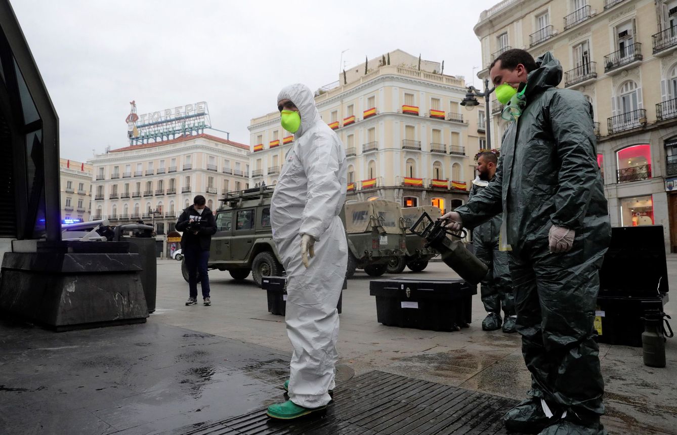 La Unidad Militar de Emergencias (UME) desinfecta la madrileña Puerta del Sol. (EFE)