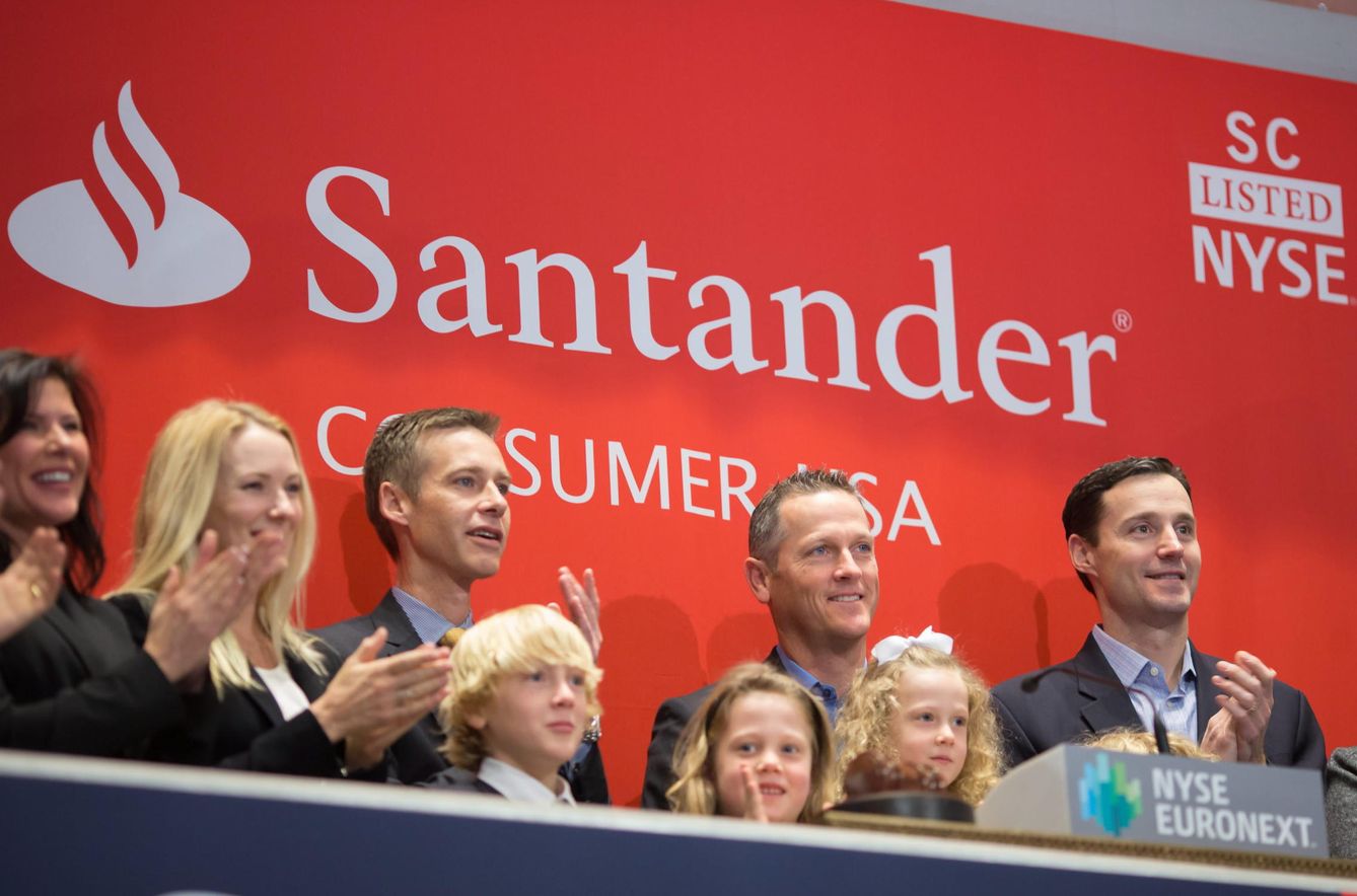 Los principales responsables de Santander Consumer USA en el parqué de Wall Street. (EFE)