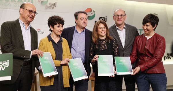 Foto: Aitor Esteban y los demás candidatos del PNV presentan el programa electoral de cara al 28-A. (EFE)