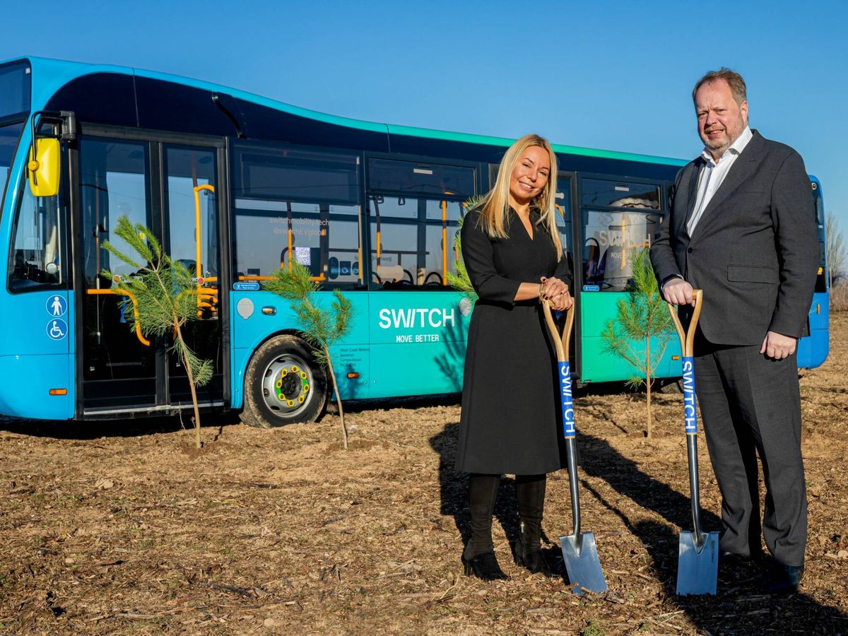 Foto: Eva Driessen y Andy Palmer, de Switch Mobility, en el terreno de la futura planta. (Switch)