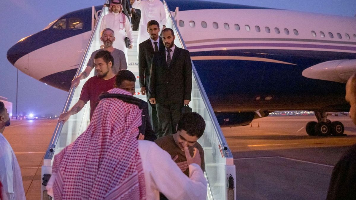 ¿Qué hace el príncipe saudí en el intercambio de los prisioneros extranjeros en Ucrania?