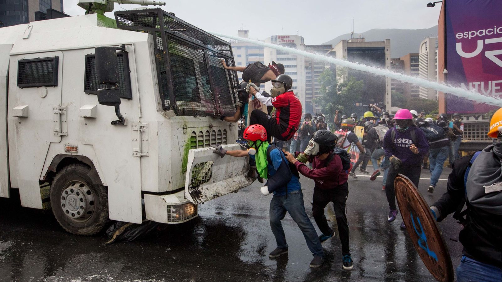 Foto: Opositores bloquean el paso de una tanqueta durante una manifestación en Caracas, el 22 de mayo de 2017. (EFE)