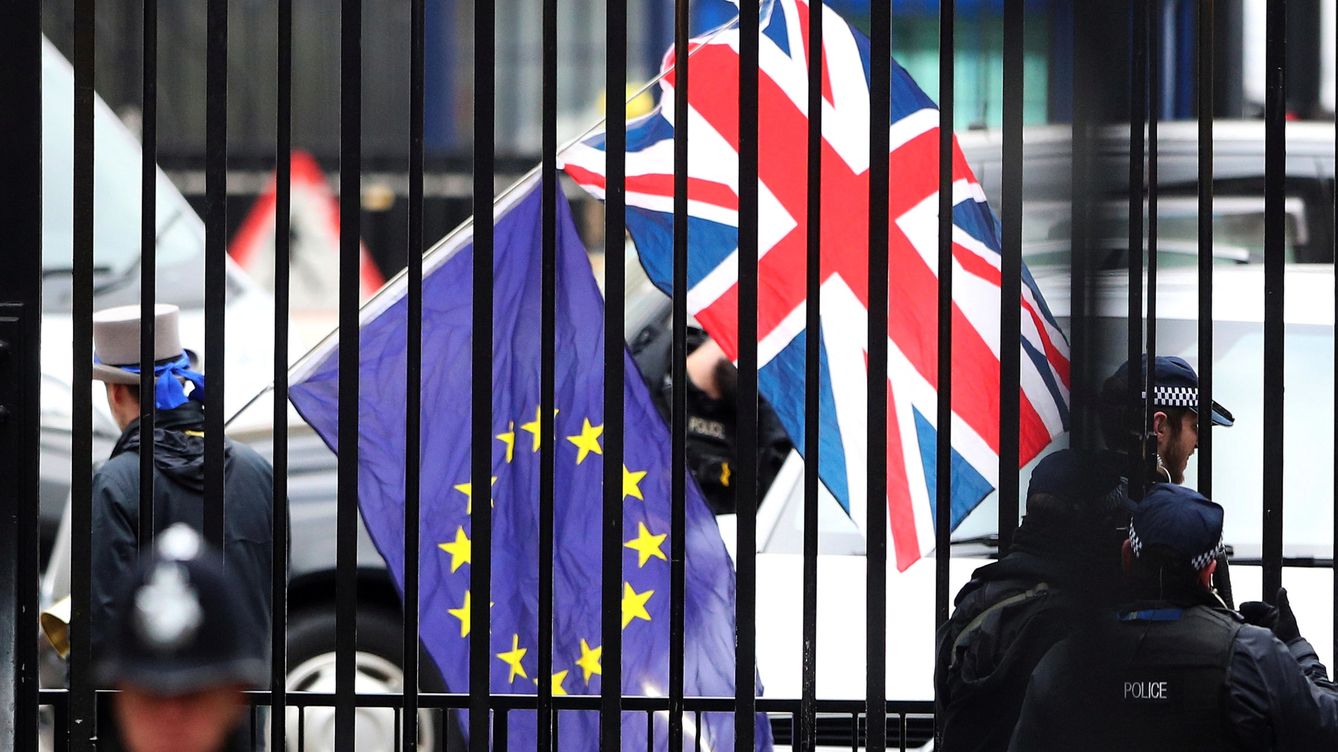 Foto: Un manifestante enarbola las banderas de la UE y la Union Jack durante la visita del negociador europeo Michel Barnier a Londres, el pasado 5 de febrero de 2018. (Reuters)