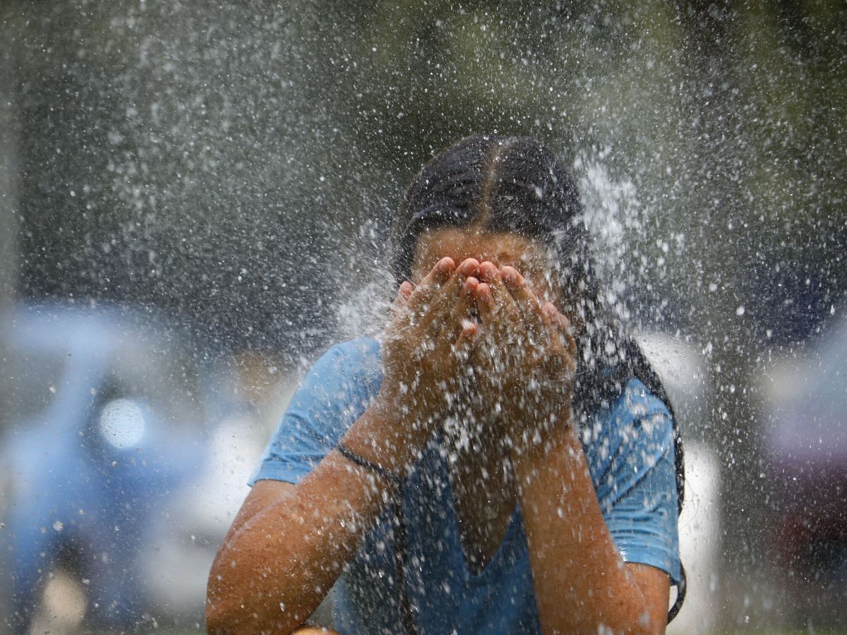 Foto: Una joven se refresca en una fuente de una calle de Córdoba. (EFE/Salas)