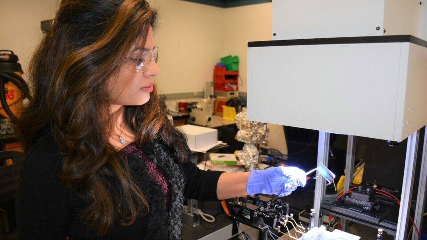 La profesora Nina Vaidya mostrando su invento en el laboratorio. (Universidad de Stanford)