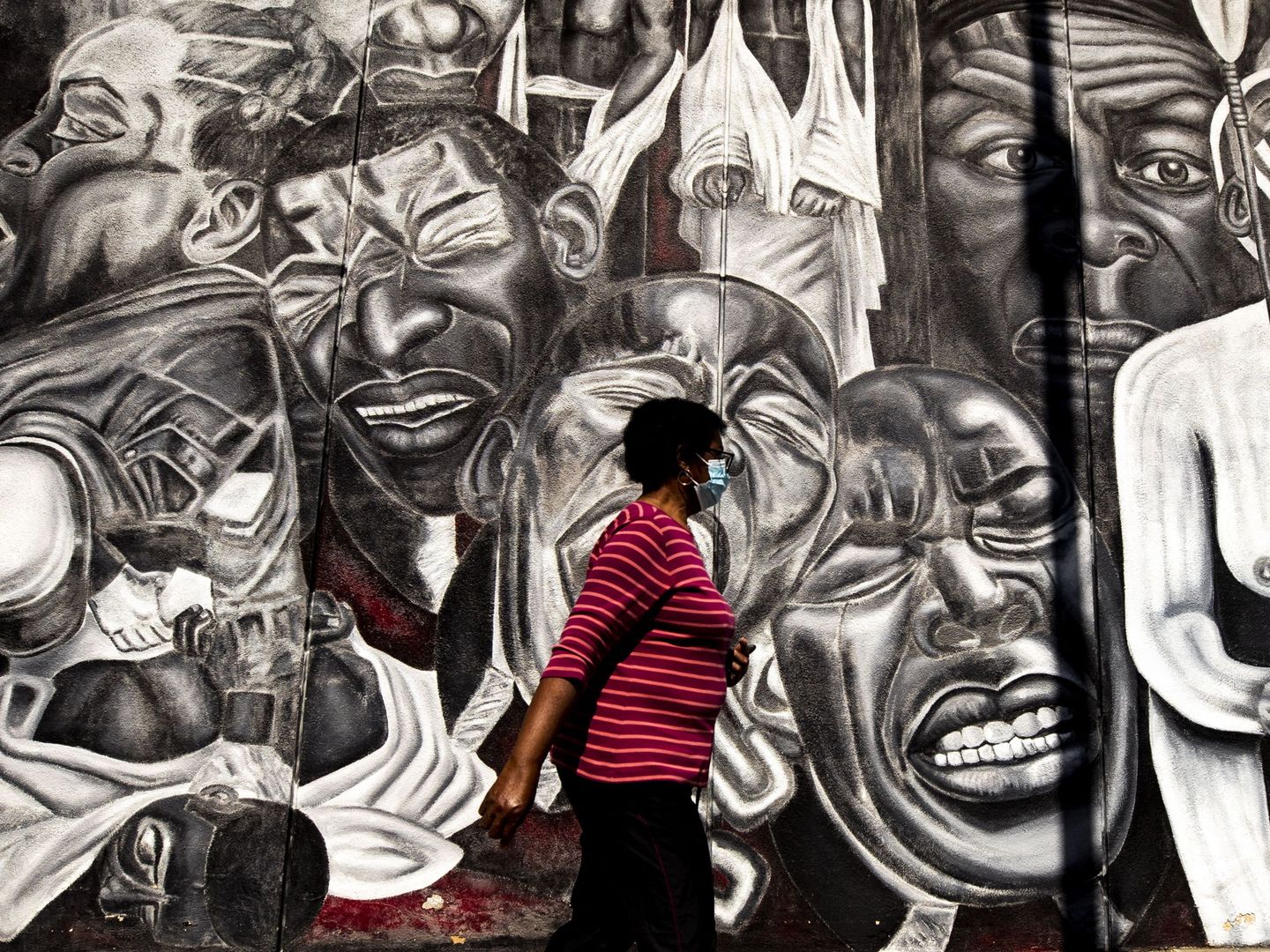 Detalle del muran realizado en 1992 por Noni Olabisi en Los Angeles tras la paliza que cuatro policías de esa ciudad propinaron añl ciudadano negro Rodney King. EFE / ETIENNE LAURENT