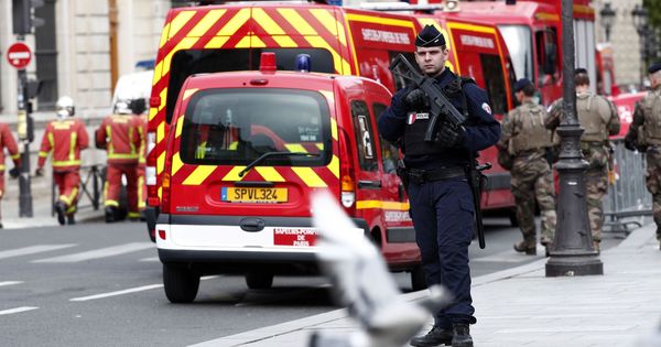 Foto: Perímetro de seguridad frente a la sede de la policía en París. (EFE)