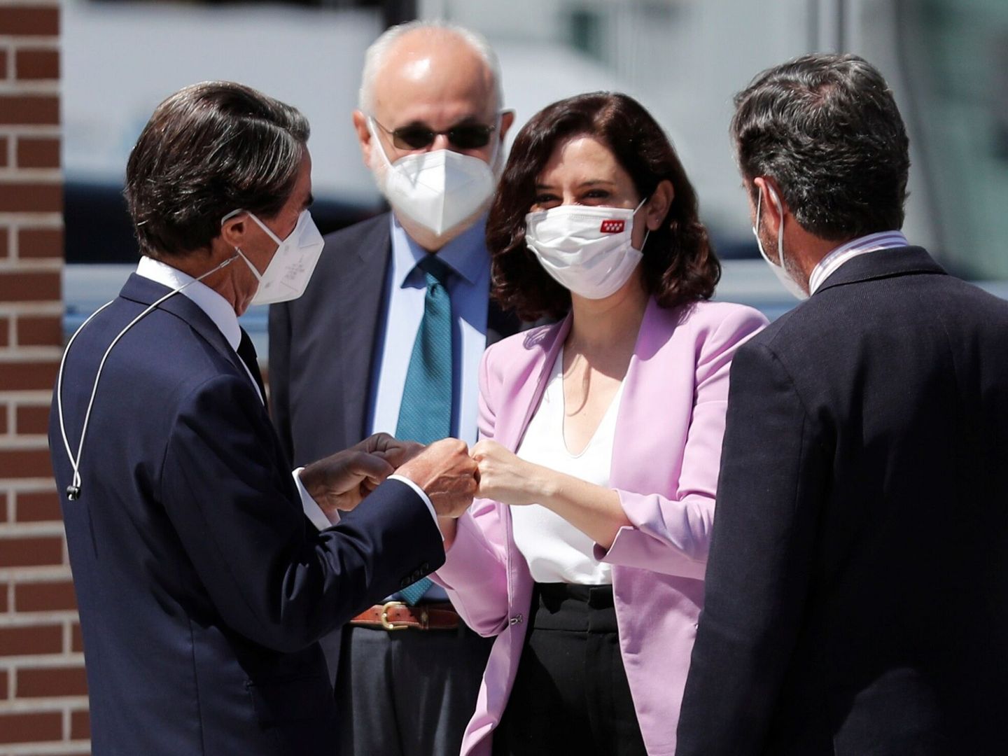 La presidenta de la Comunidad de Madrid, Isabel Díaz Ayuso, saluda al expresidente del Gobierno, José María Aznar (i). (EFE) 