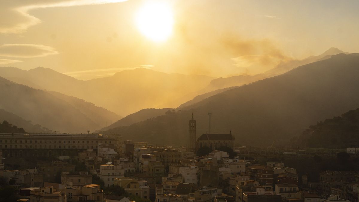 Los bomberos dan por estabilizado el incendio de Portbou (Girona) tras quemar 100 hectáreas