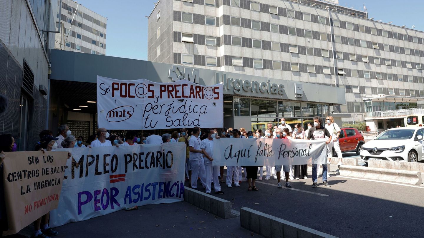 Protesta de sanitarios en el acceso de las urgencias de La Paz. (EFE/Zipi)