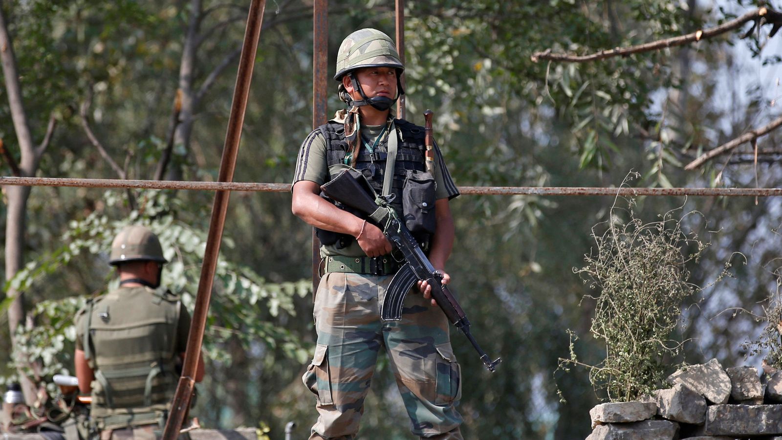 Foto: Un soldado indio de guardia en las afueras de Srinagar, el 29 de septiembre de 2016 (Reuters).