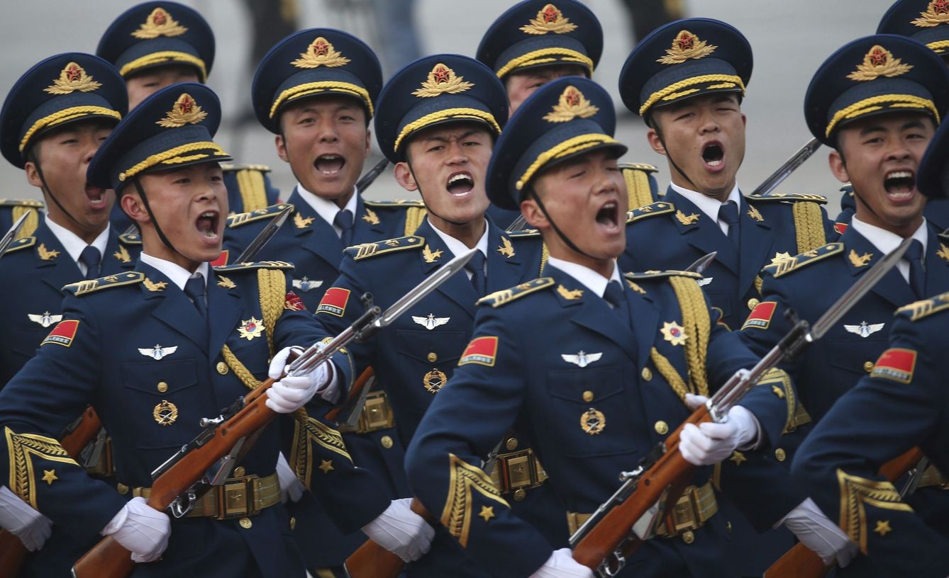 Soldados del ELP en una ceremonia de bienvenida en el Gran Palacio del Pueblo de Pekín. (EFE)