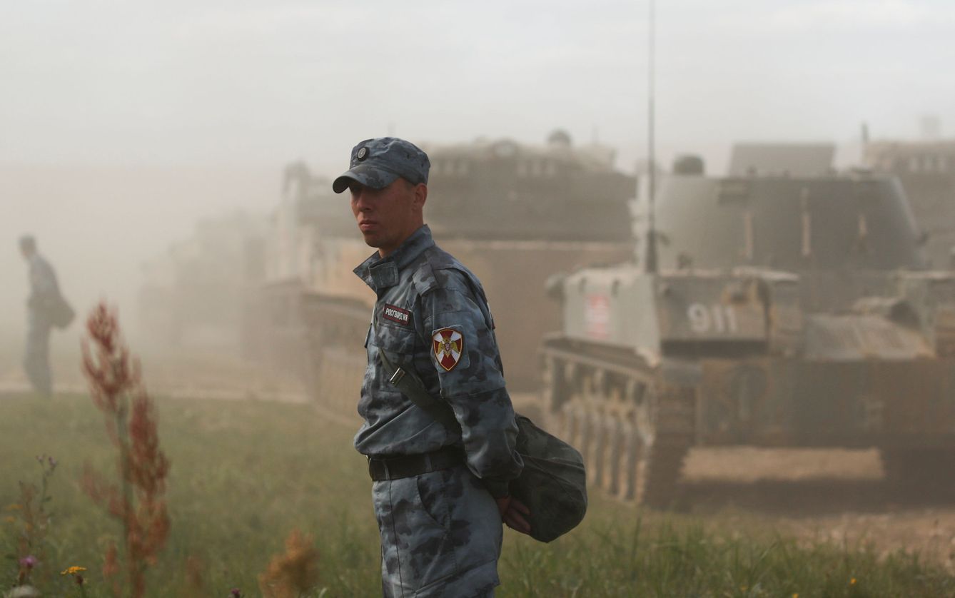 Un oficial de la Russian National Guard ante vehículos blindados durante unas maniobras en Alabino, cerca de Moscú. (Reuters)