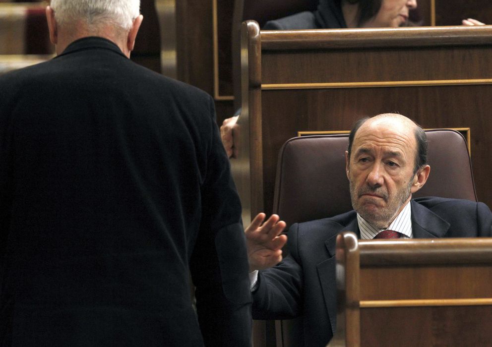 Foto: El secretario general del PSOE, Alfredo Pérez Rubalcaba, durante el pleno de la Cámara Baja. (EFE)