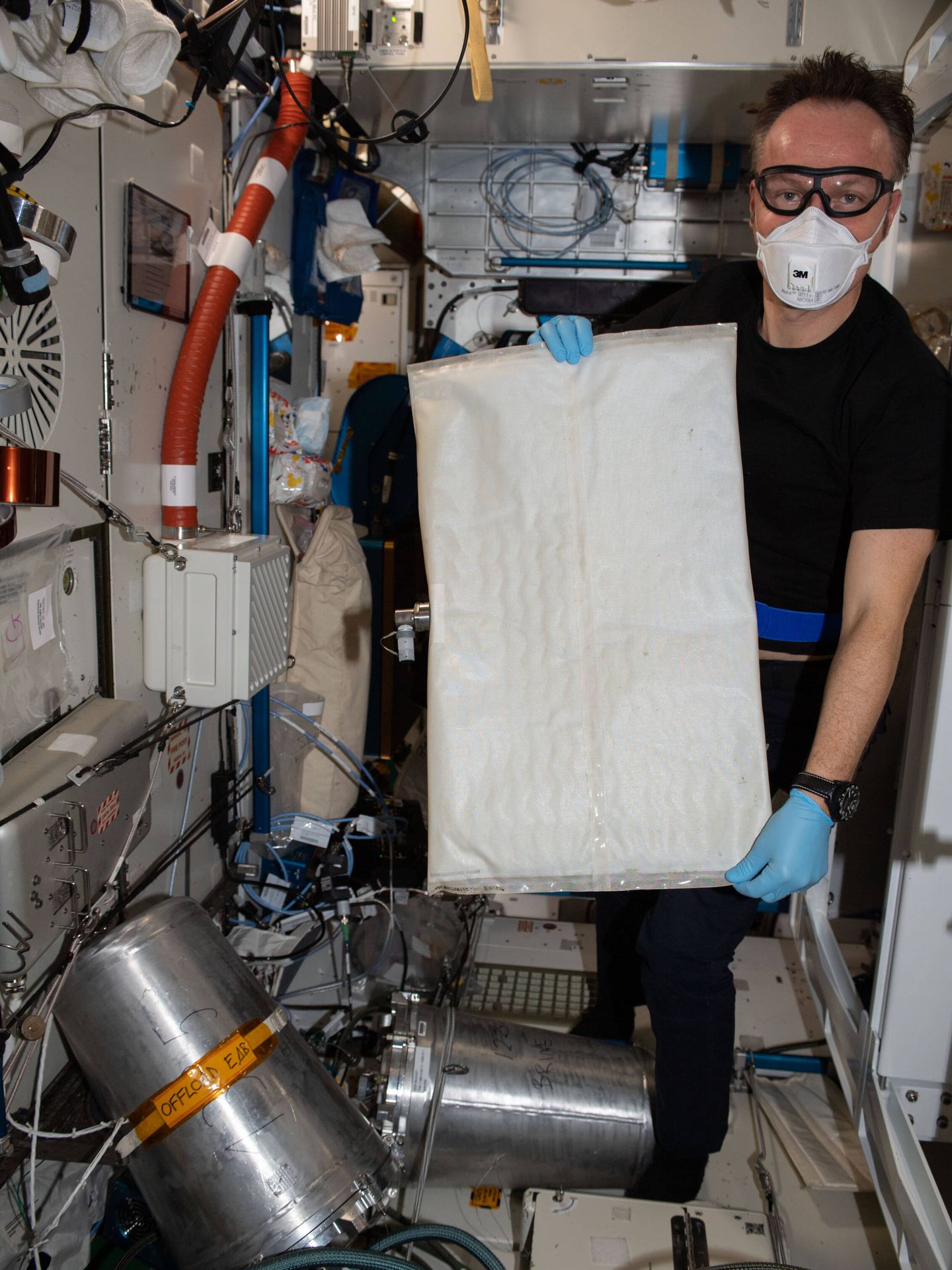 El astronauta Matthias Maurer cambia la vejiga en el procesador de salmuera de la estación espacial. (NASA)