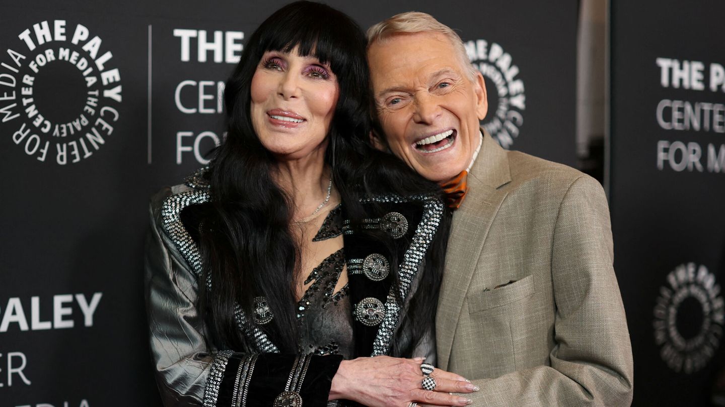 Cher acompaña al diseñador Bob Mackie en el estreno de su documental. (Reuters)