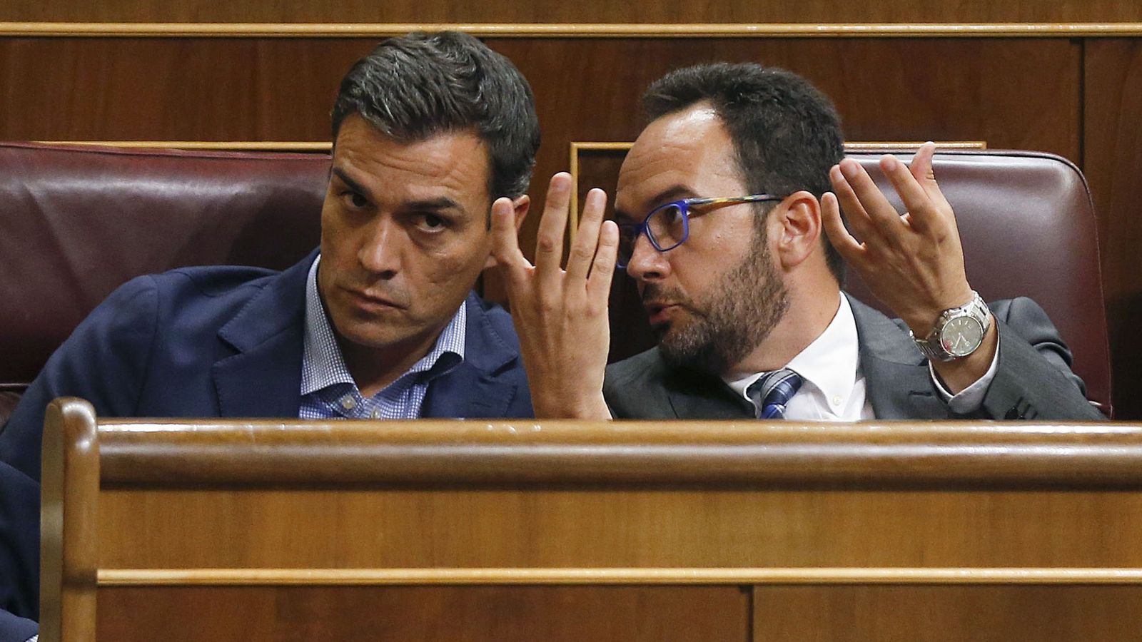 Foto: El líder del PSOE, Pedro Sánchez (i), conversa con el portavoz parlamentario de su partido, Antonio Hernando (d). (EFE)