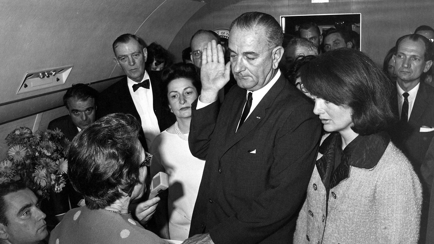Investidura presidencial de Lyndon B. Johnson en 1963 a bordo del Air Force One. (Reuters)