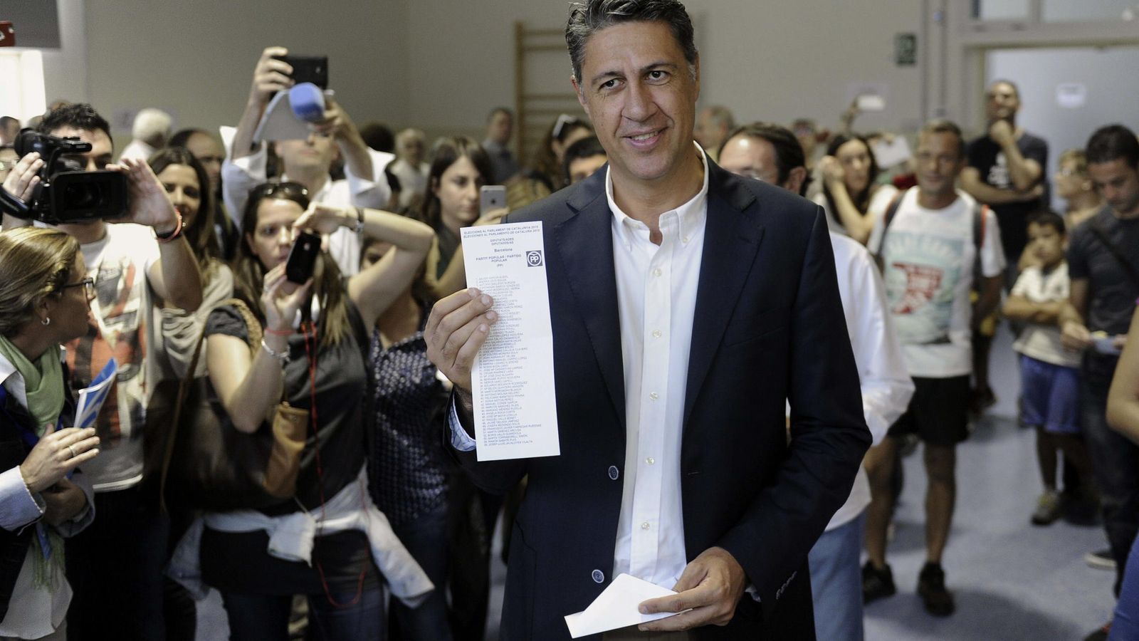 Foto: El cabeza de lista del PPC, Xavier García Albiol, momentos antes de depositar su voto el pasado domingo (EFE)