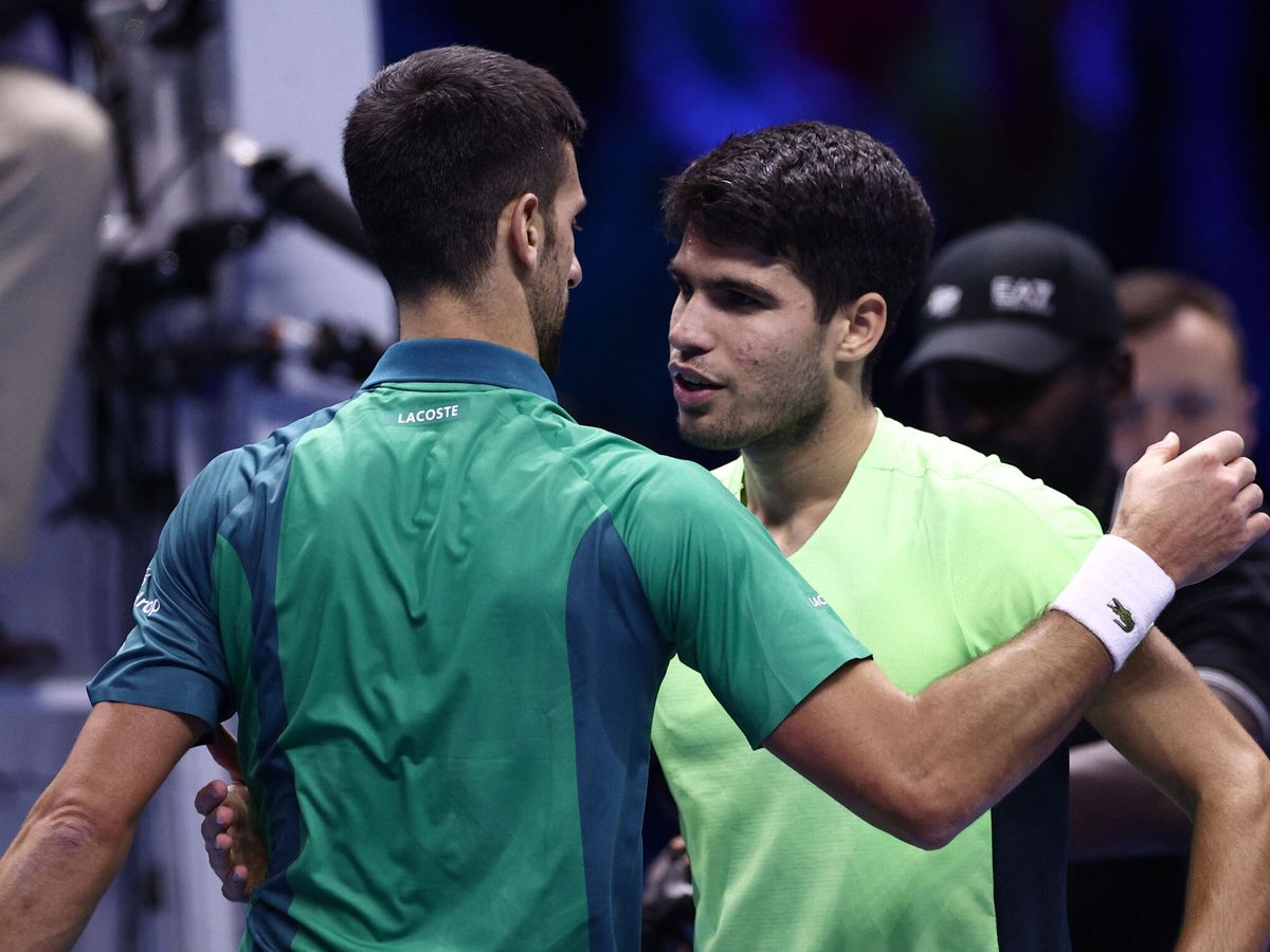 Foto: Novak Djokovic y Carlos Alcaraz, en las ATP Finals. (Reuters/Guglielmo Mangiapane)