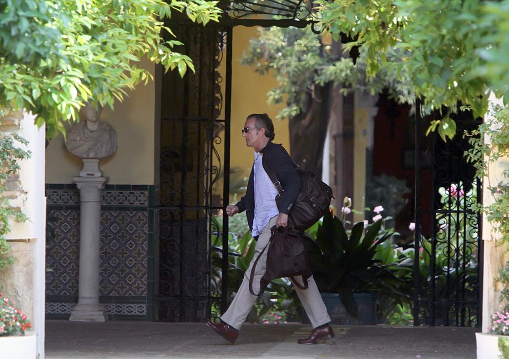 Foto: Alfonso Díez saliendo del Palacio de las Dueñas con unas maletas, en una imagen de archivo (Gtres)