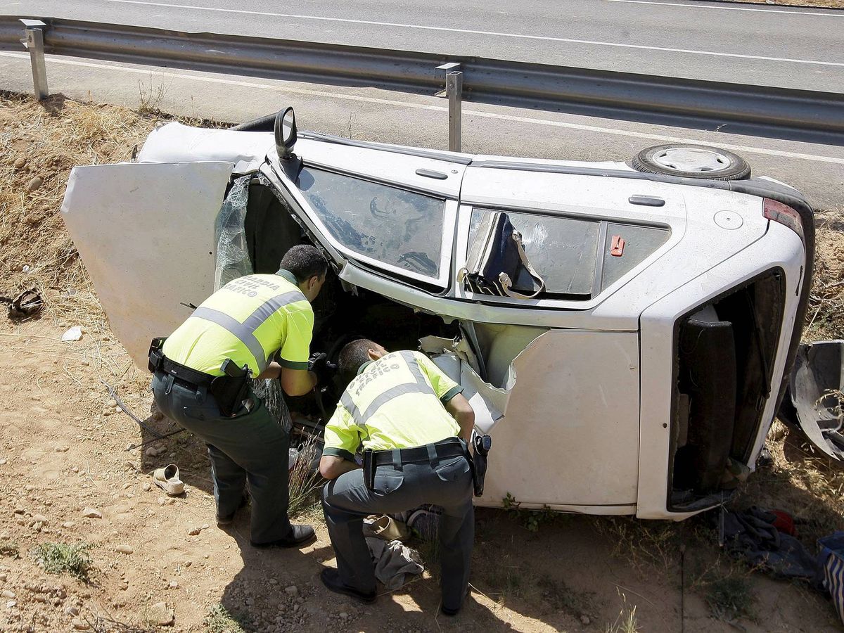 Foto: Imagen de archivo de un accidente tras volcar un vehículo. (EFE/Wifredo Garcia)