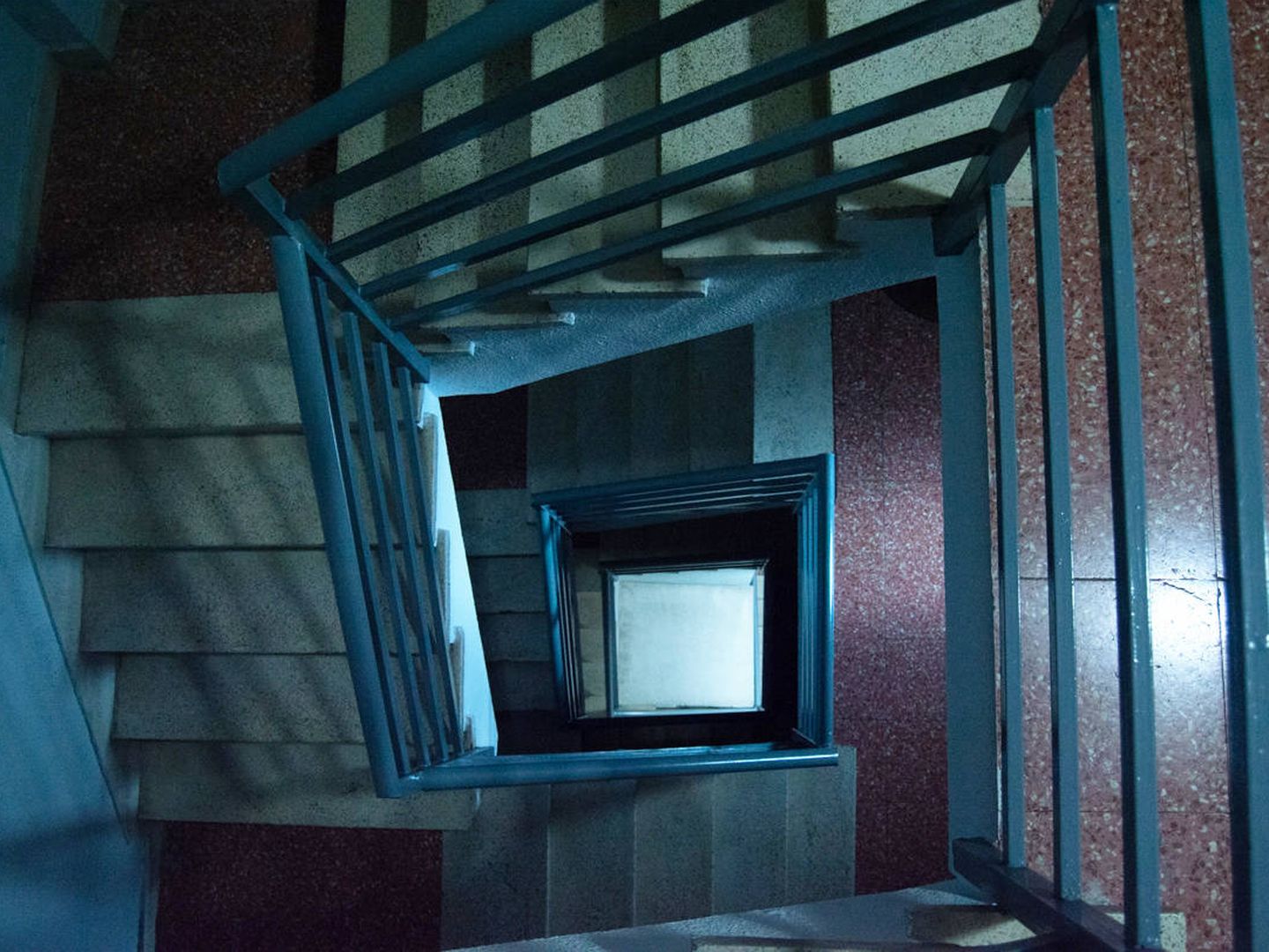 Escaleras del edificio en el que vive Nuria. (A. Rincón)