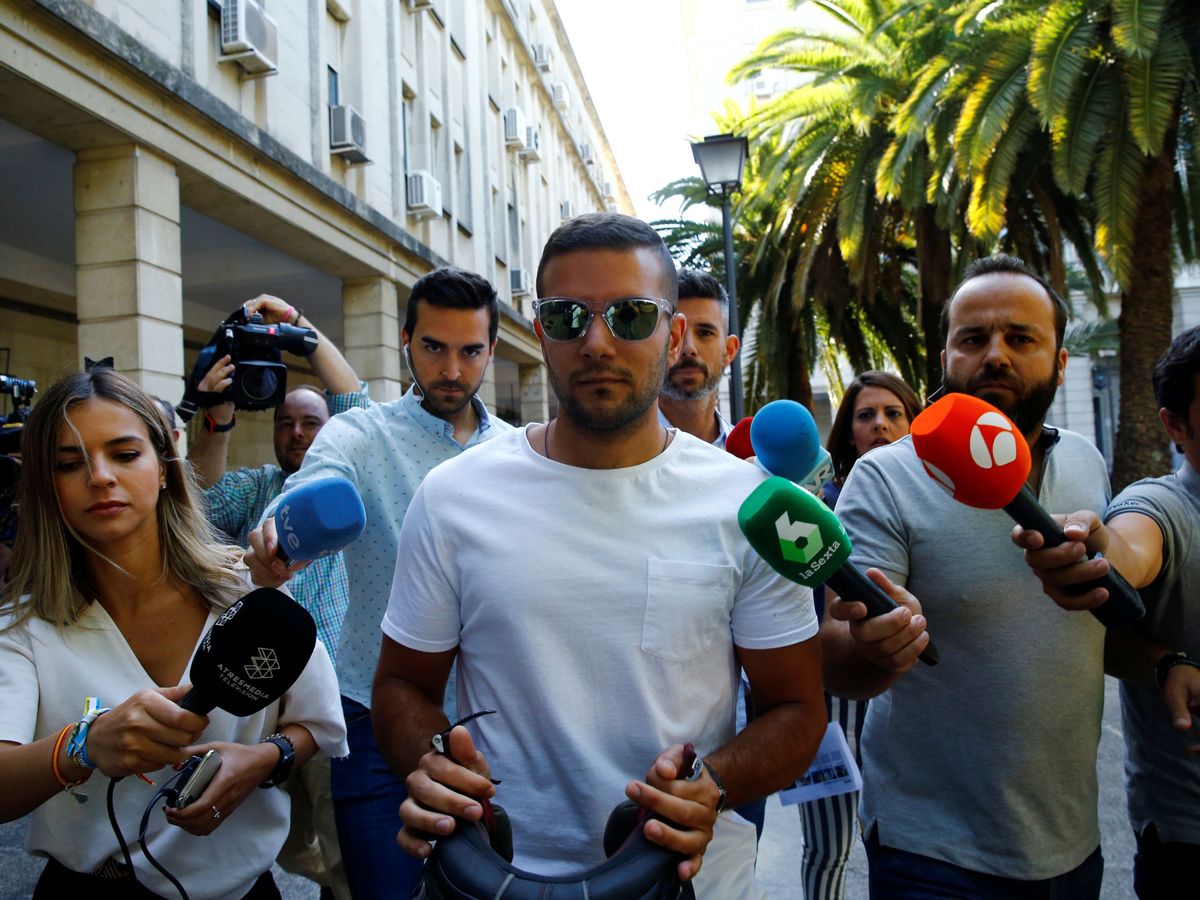 Foto: Ángel Boza a la entrada del juicio en Sevilla. (Reuters/Marcelo del Pozo)