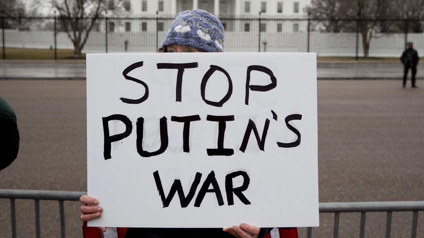Protesta contra la guerra de Ucrania en Washington, en febrero de 2022. (EFE/Michael Reynolds)