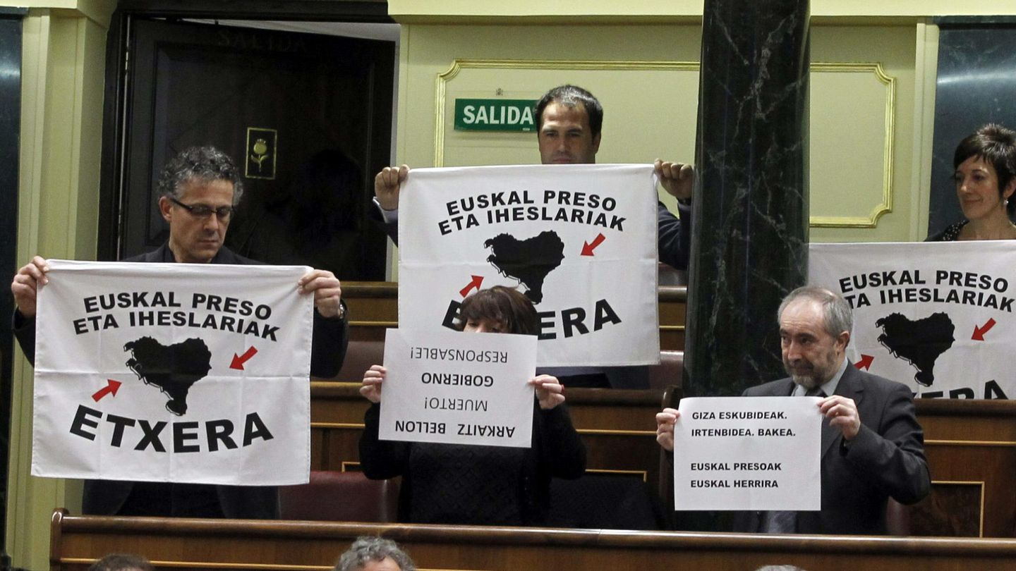 Diputados de Amaiur exhiben en el Congreso carteles de acercamiento de presos (Efe)