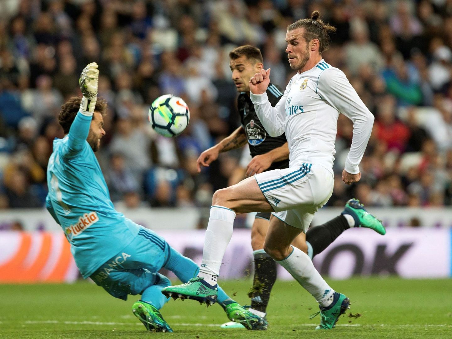 Bale, en uno de sus continuos ataques con peligro ante el Celta. (EFE)