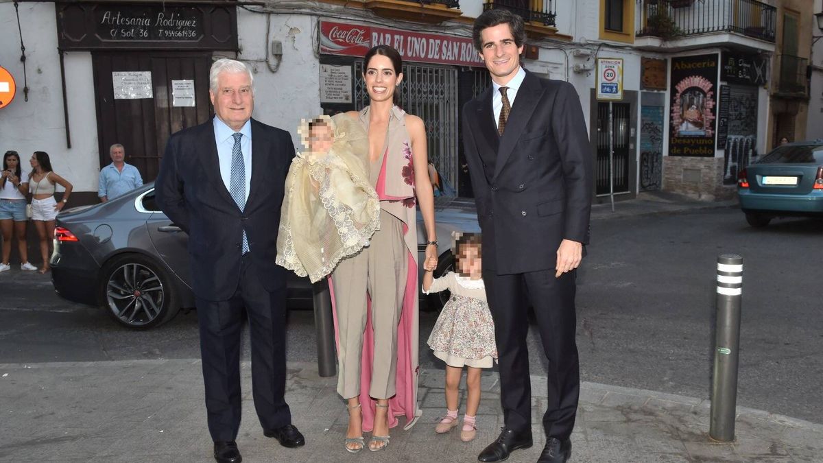 Los duques de Huéscar bautizan a su hija: homenaje a Cayetana de Alba y tensión familiar