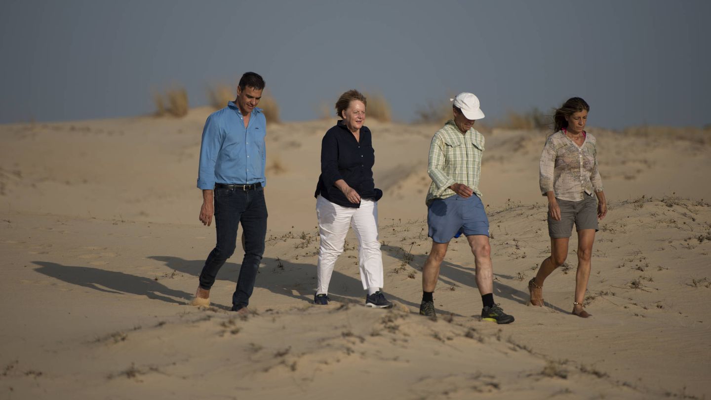 La pareja, con Angela Merkel y su esposo, Joachim Sauer, en Doñana. (Getty)