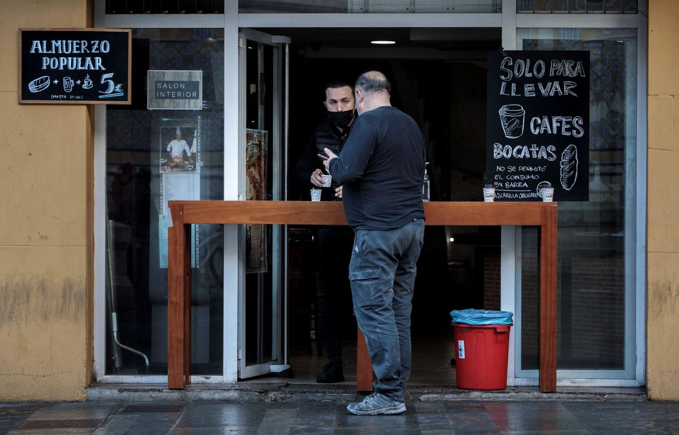Una persona compra un café para llevar en Valencia. (EFE)