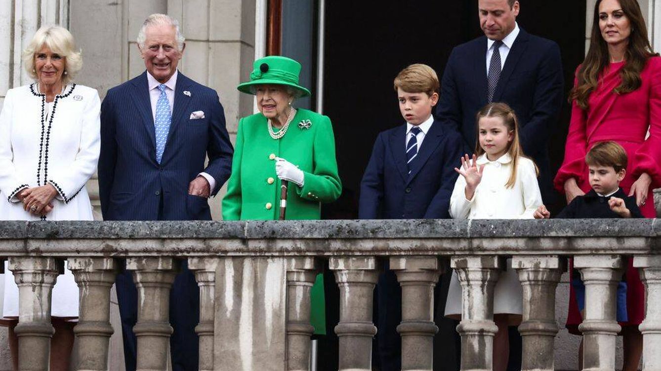 Isabel II aparece por sorpresa en el balcón de Buckingham para cerrar el Jubileo