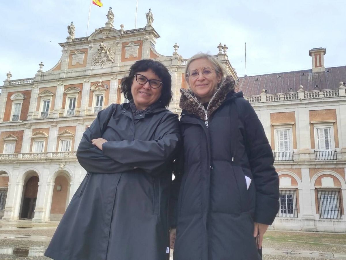Foto: Magdalena Merlos y Maria José Martínez, la directora de Patrimonio y la alcaldesa de Aranjuez, posan junto al Palacio Real. (L.B.)
