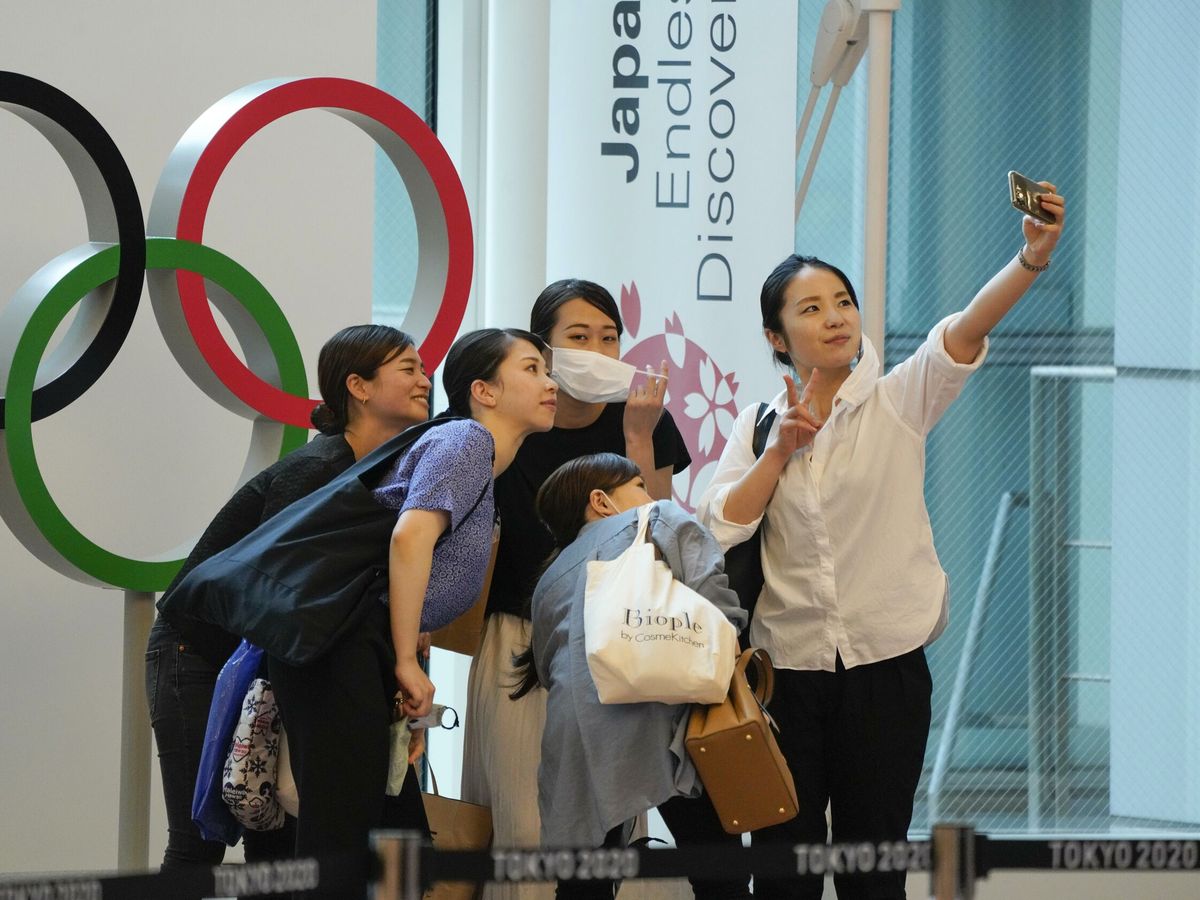 Foto: Visitantes se toman una fotografía frente a los anillos olímpicos. (EFE)