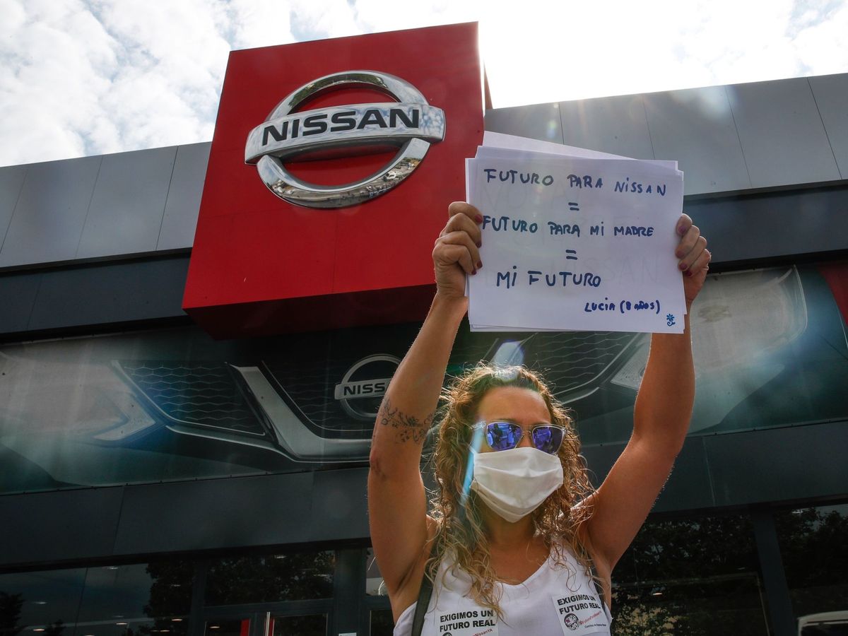 Foto: Una trabajadora de Nissan protesta ante un concesionario de la marca en Granollers. (EFE)