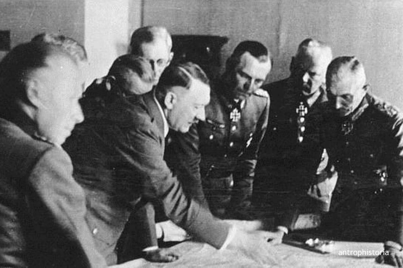 Hitler rodeado de miembros del OKW, el Alto Mando militar alemán - antrophistoria.jpg