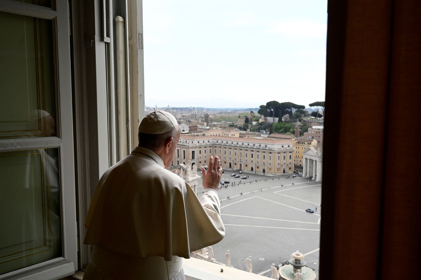 El papa Francisco, ante una plaza San Pedro vacía. (Reuters)