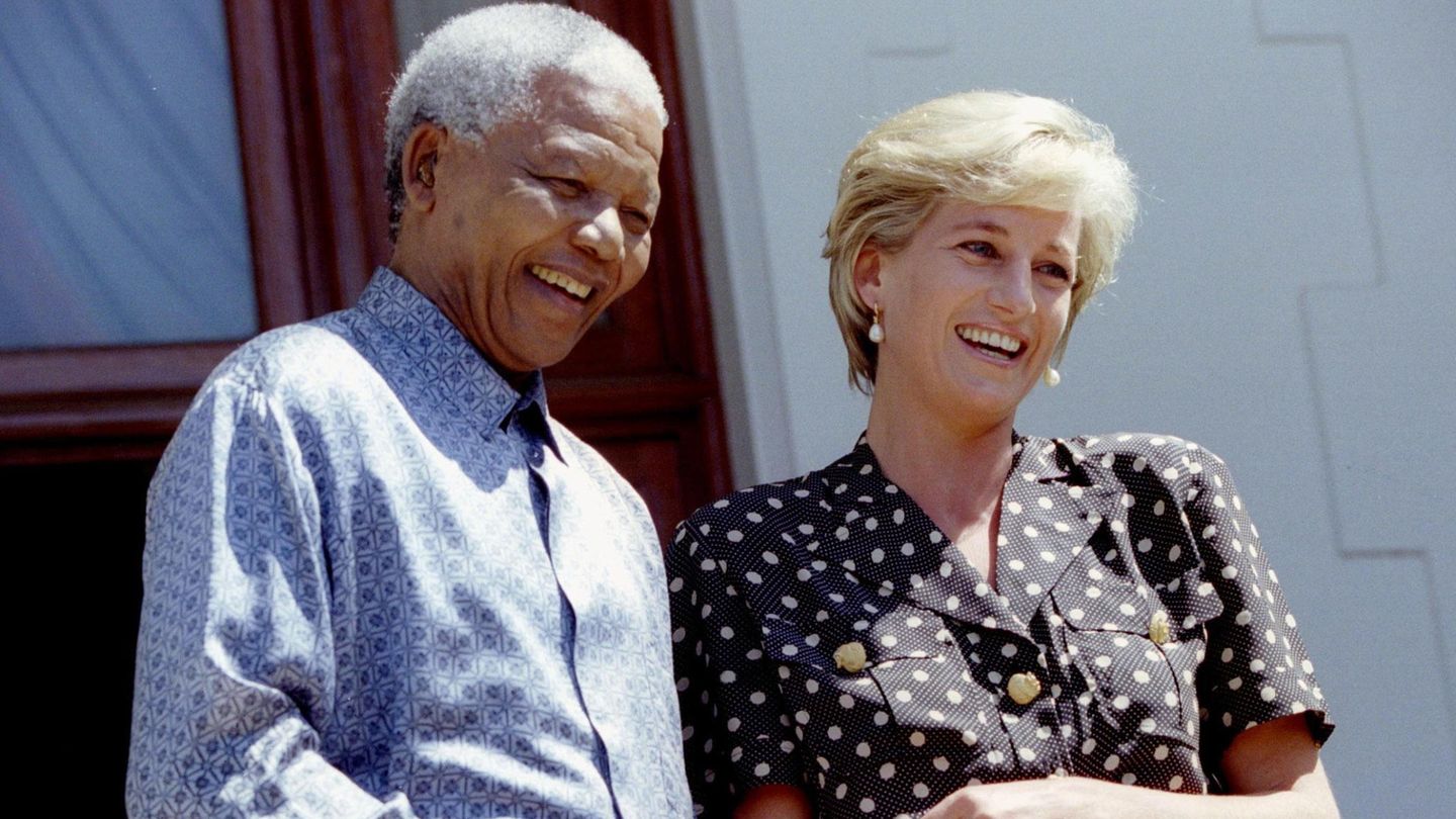 Diana de Gales y Nelson Mandela, en Cape Town el 17 de marzo de 1997. (Reuters/Stringer)