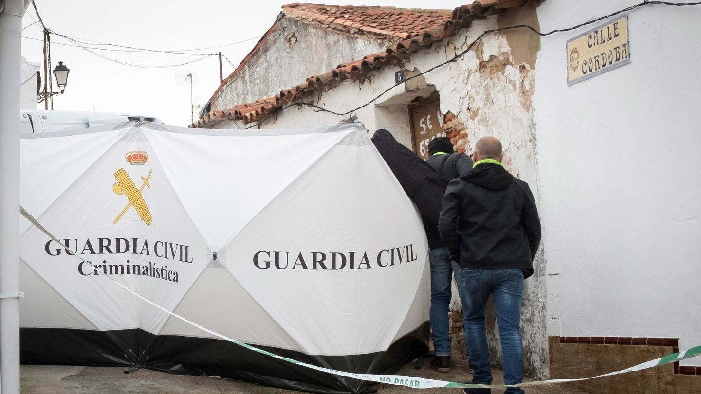 Efectivos de la Guardia Civil colocan una mampara para inspeccionar la vivienda de Montoya. (EFE)