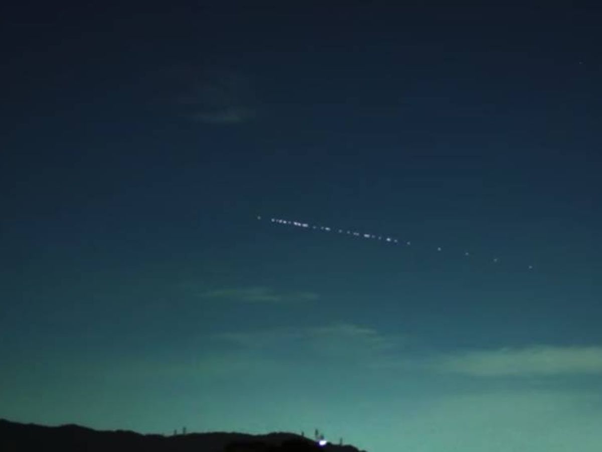 Foto: Los satélites Starlink en el cielo de Japón (Youtube/Tamekich)
