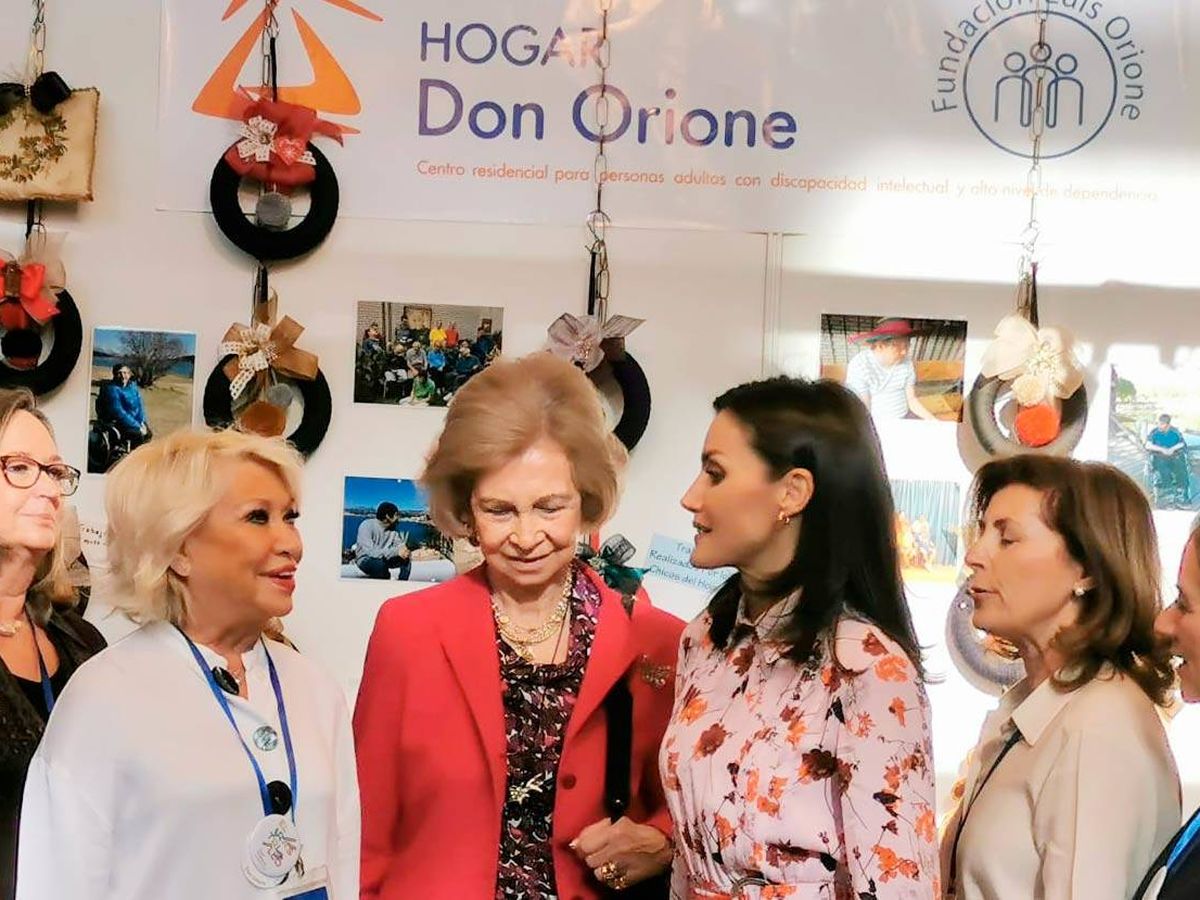 Foto: La reina Sofía, en el centro, junto a la reina Letizia y otras damas en el puesto del Hogar Don Orione. (Redes Sociales)