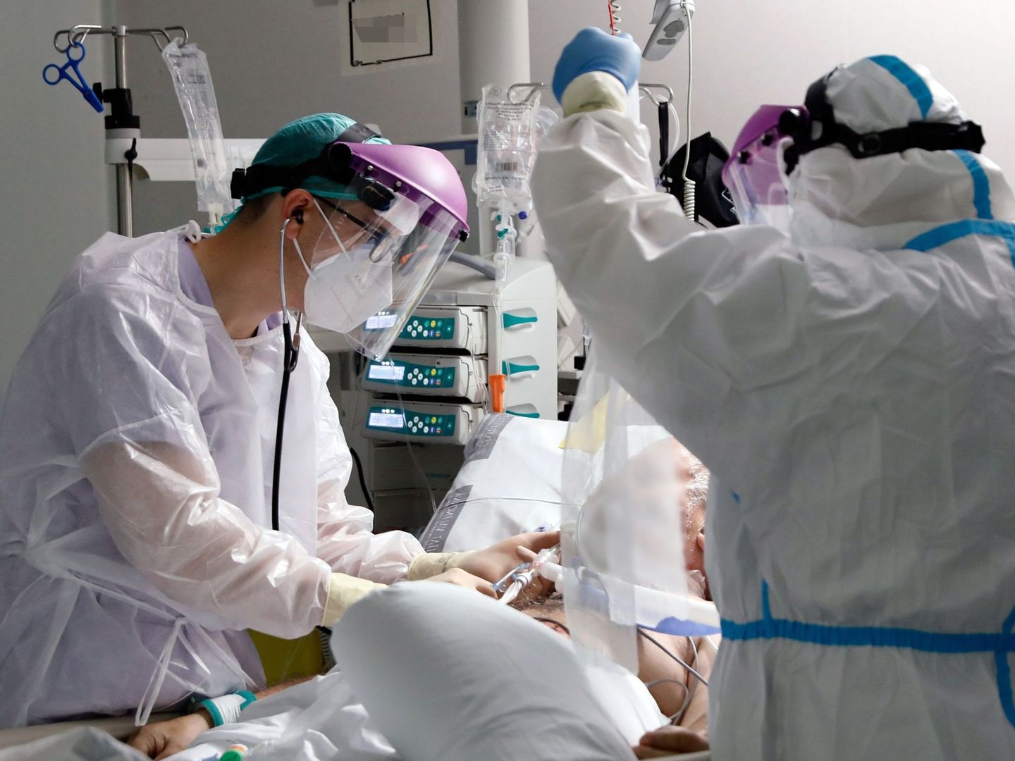 Personal sanitario atiende a un paciente en la UCI del Hospital La Fe de Valencia. (EFE)