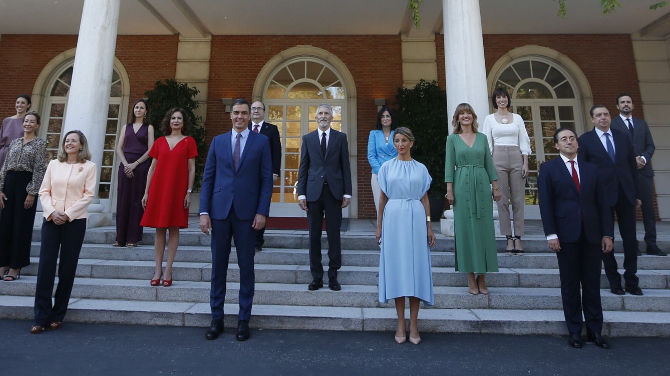 Foto: Pedro Sanchez (2i, delante) preside la tradicional foto de familia de la nueva composición del Ejecutivo. (EFE)