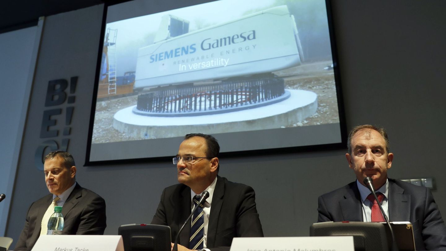Foto de archivo del CEO de Siemens Gamesa, Markus Tacke (c), junto al CEO de Onshore de esta compañía, Mark Albence (i), y el CTO José Antonio Malumbres (d). (EFE)