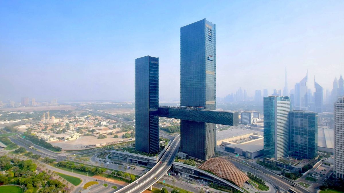 Este rascacielos que vuela sobre una autopista es la nueva puerta a la ciudad de Dubai
